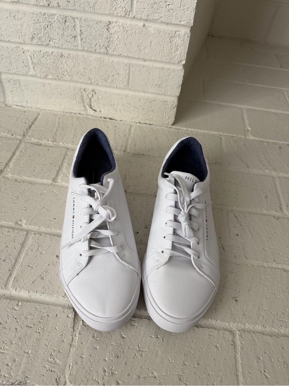 Tommy Hilfiger White Low-Top Leather Sneakers with Navy Collar